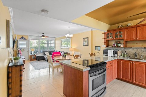 Condominio en alquiler en Hallandale Beach, Florida, 1 dormitorio, 78.97 m2 № 1979272 - foto 15