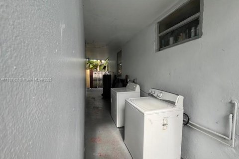 Immobilier commercial à vendre à Miami, Floride: 206.8 m2 № 2039340 - photo 2