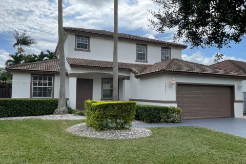 Снять в аренду виллу или дом в Майами, Флорида 4 спальни, 227.61м2, № 1986117 - фото 1