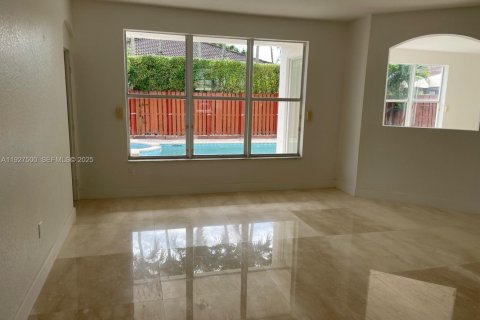 Снять в аренду виллу или дом в Майами, Флорида 4 спальни, 227.61м2, № 1986117 - фото 3