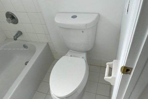 Снять в аренду виллу или дом в Майами, Флорида 4 спальни, 227.61м2, № 1986117 - фото 17