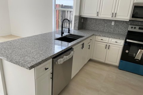 Снять в аренду виллу или дом в Майами, Флорида 4 спальни, 227.61м2, № 1986117 - фото 7