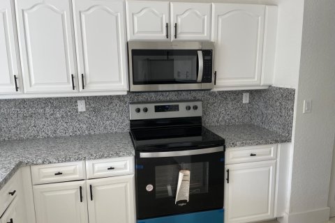 Снять в аренду виллу или дом в Майами, Флорида 4 спальни, 227.61м2, № 1986117 - фото 9