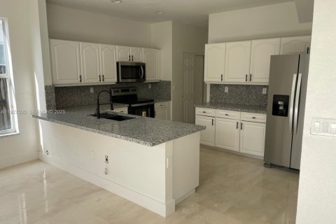 Снять в аренду виллу или дом в Майами, Флорида 4 спальни, 227.61м2, № 1986117 - фото 5