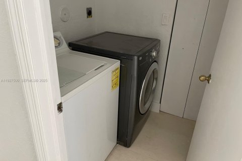 Снять в аренду виллу или дом в Майами, Флорида 4 спальни, 227.61м2, № 1986117 - фото 11