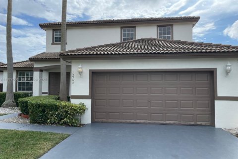 Снять в аренду виллу или дом в Майами, Флорида 4 спальни, 227.61м2, № 1986117 - фото 2