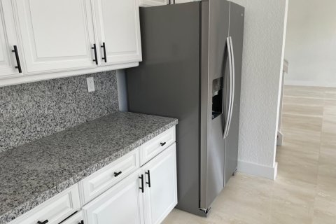 Снять в аренду виллу или дом в Майами, Флорида 4 спальни, 227.61м2, № 1986117 - фото 10