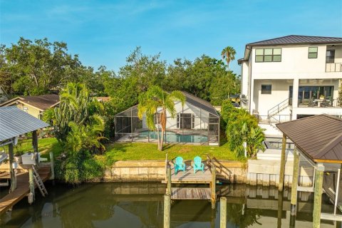 House in Tampa, Florida 3 bedrooms, 140.84 sq.m. № 1776650 - photo 1