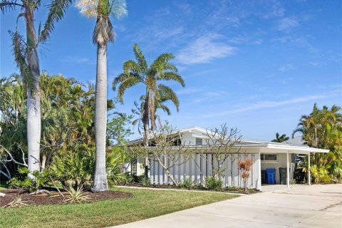 House in Apollo Beach, Florida 2 bedrooms, 153.29 sq.m. № 1582486 - photo 1