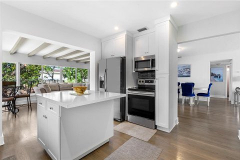 House in Miami, Florida 3 bedrooms, 118.54 sq.m. № 1976315 - photo 4