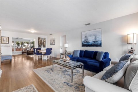 House in Miami, Florida 3 bedrooms, 118.54 sq.m. № 1976315 - photo 5