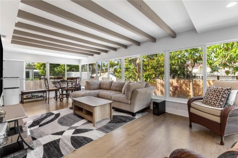 House in Miami, Florida 3 bedrooms, 118.54 sq.m. № 1976315 - photo 1