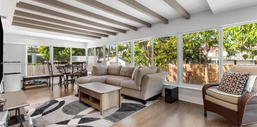 House in Miami, Florida 3 bedrooms, 118.54 sq.m. № 1976315