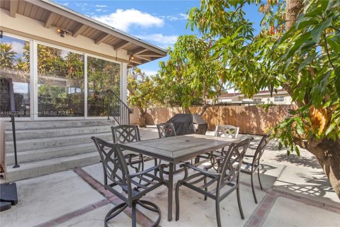 House in Miami, Florida 3 bedrooms, 118.54 sq.m. № 1976315 - photo 17