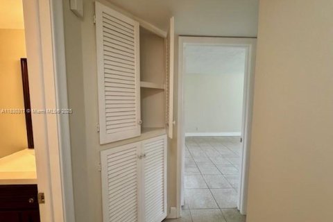Снять в аренду кондоминиум в Окленд-Парк, Флорида 2 спальни, 97.55м2, № 1819698 - фото 22
