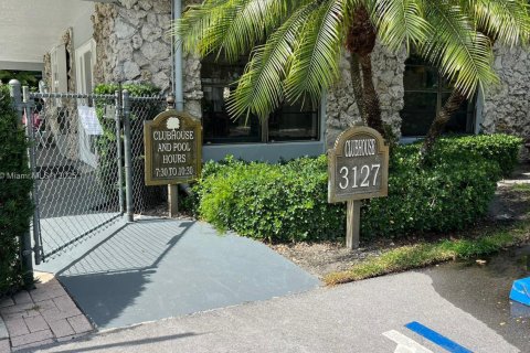 Снять в аренду кондоминиум в Окленд-Парк, Флорида 2 спальни, 97.55м2, № 1819698 - фото 2