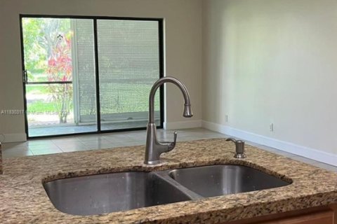 Снять в аренду кондоминиум в Окленд-Парк, Флорида 2 спальни, 97.55м2, № 1819698 - фото 8