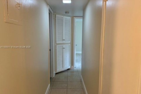 Снять в аренду кондоминиум в Окленд-Парк, Флорида 2 спальни, 97.55м2, № 1819698 - фото 20