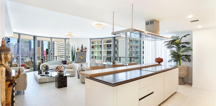 Condo in Miami, Florida, 3 bedrooms  № 2052817