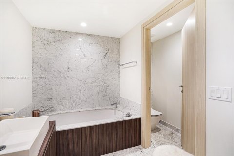 Condo in Miami, Florida, 3 bedrooms  № 2052817 - photo 27