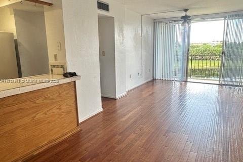 Condo in Miami, Florida, 3 bedrooms  № 1766919 - photo 1