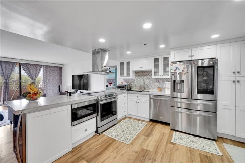 Condo in Miami, Florida, 2 bedrooms  № 1763674 - photo 14