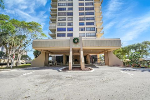 Condo in Miami, Florida, 2 bedrooms  № 1763674 - photo 1