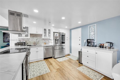Condo in Miami, Florida, 2 bedrooms  № 1763674 - photo 13