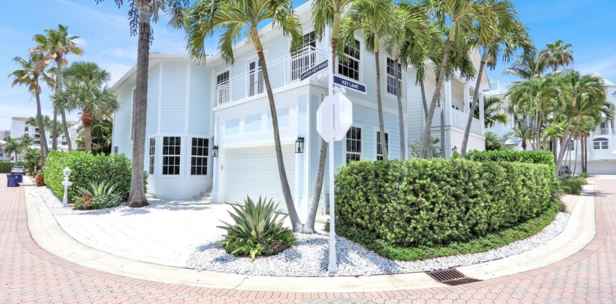 House in Jupiter, Florida 3 bedrooms, 222.41 sq.m. № 2344217