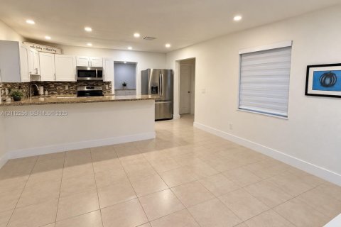 Villa ou maison à vendre à Miami, Floride: 3 chambres, 150.78 m2 № 2432538 - photo 14
