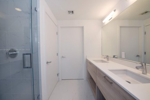 Condo in North Miami Beach, Florida, 2 bedrooms  № 2038052 - photo 9