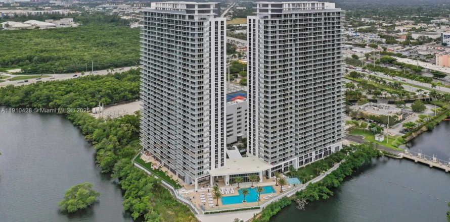 Condo in North Miami Beach, Florida, 2 bedrooms  № 2038052