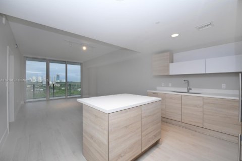 Condo in North Miami Beach, Florida, 2 bedrooms  № 2038052 - photo 2