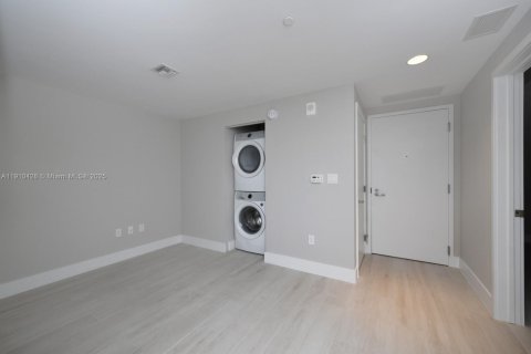 Condo in North Miami Beach, Florida, 2 bedrooms  № 2038052 - photo 12