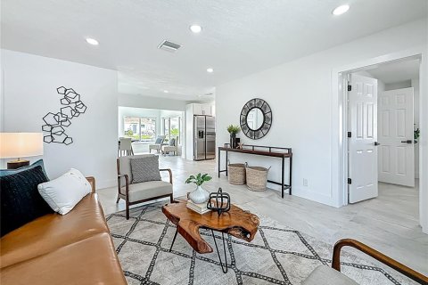 House in Dunedin, Florida 3 bedrooms, 106 sq.m. № 1851531 - photo 14