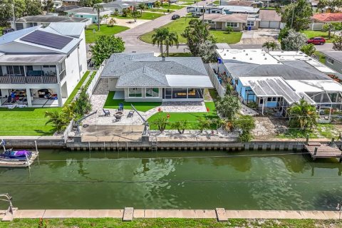House in Dunedin, Florida 3 bedrooms, 106 sq.m. № 1851531 - photo 1