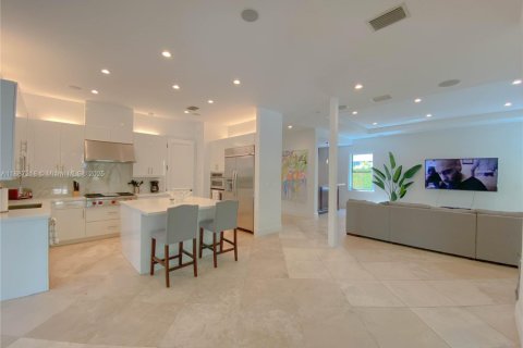 Casa en alquiler en Miami, Florida, 4 dormitorios, 389.35 m2 № 2031759 - foto 7