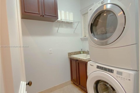 Casa en alquiler en Miami, Florida, 4 dormitorios, 389.35 m2 № 2031759 - foto 12