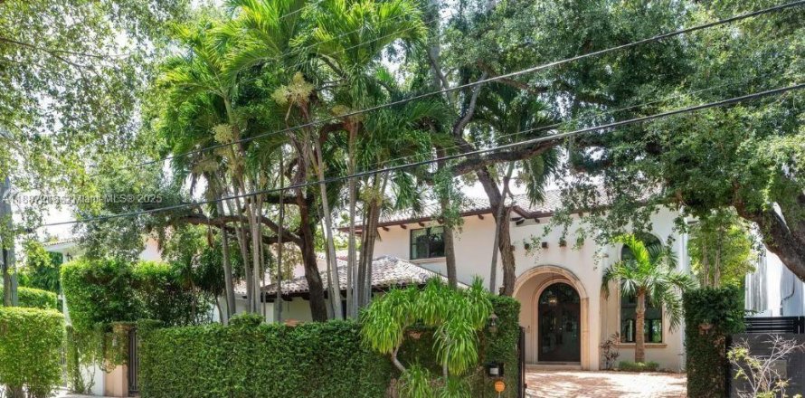 Casa en Miami, Florida 4 dormitorios, 389.35 m2 № 2031759