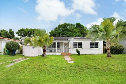House in Miami, Florida 3 bedrooms, 137.12 sq.m. № 1867352 - photo 14