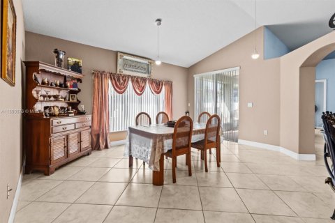 Villa ou maison à vendre à Port St. Lucie, Floride: 4 chambres, 191.84 m2 № 1922221 - photo 10