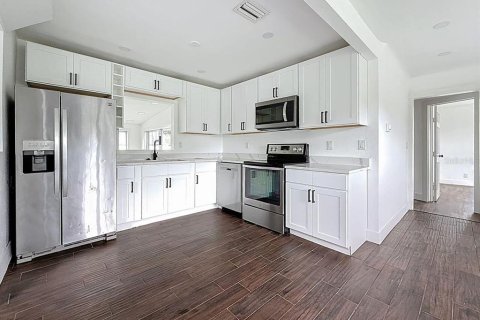 House in Saint Petersburg, Florida 3 bedrooms, 128.21 sq.m. № 1900827 - photo 9