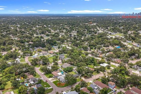 House in Saint Petersburg, Florida 3 bedrooms, 128.21 sq.m. № 1900827 - photo 5