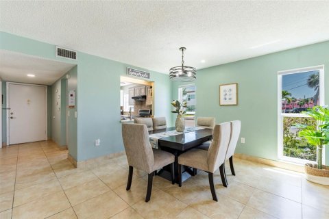 Condominio en venta en Saint Pete Beach, Florida, 2 dormitorios, 126.72 m2 № 2210468 - foto 19