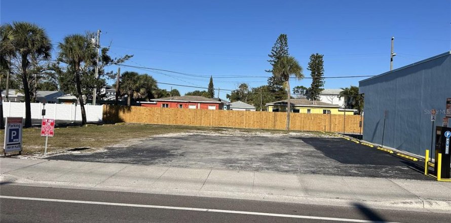 Terreno en Madeira Beach, Florida № 2104282