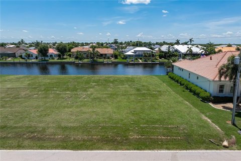 Terreno en venta en Punta Gorda, Florida № 2302850 - foto 2