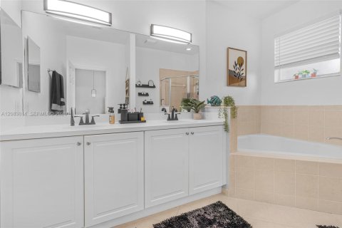 Townhouse in Cutler Bay, Florida 4 bedrooms, 159.05 sq.m. № 2348917 - photo 14