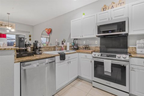 Townhouse in Cutler Bay, Florida 4 bedrooms, 159.05 sq.m. № 2348917 - photo 10