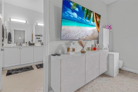 Townhouse in Cutler Bay, Florida 4 bedrooms, 159.05 sq.m. № 2348917 - photo 13