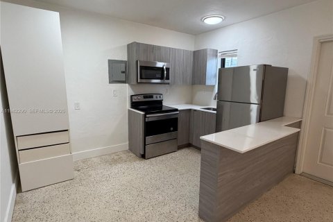 Villa ou maison à louer à Miami, Floride: 1 chambre, 47.38 m2 № 1999929 - photo 4